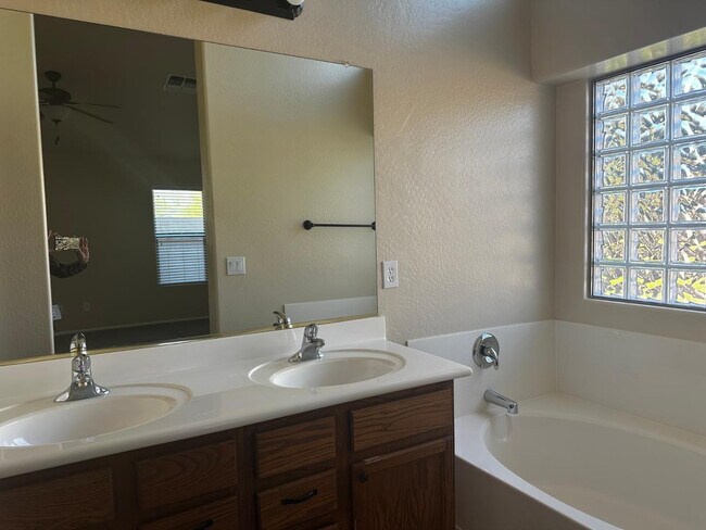 Building Photo - 1672 W Paisley Dr