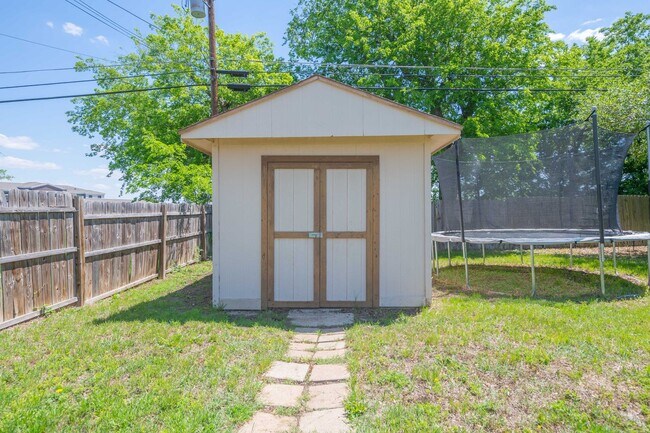 Building Photo - 303 Manning Dr
