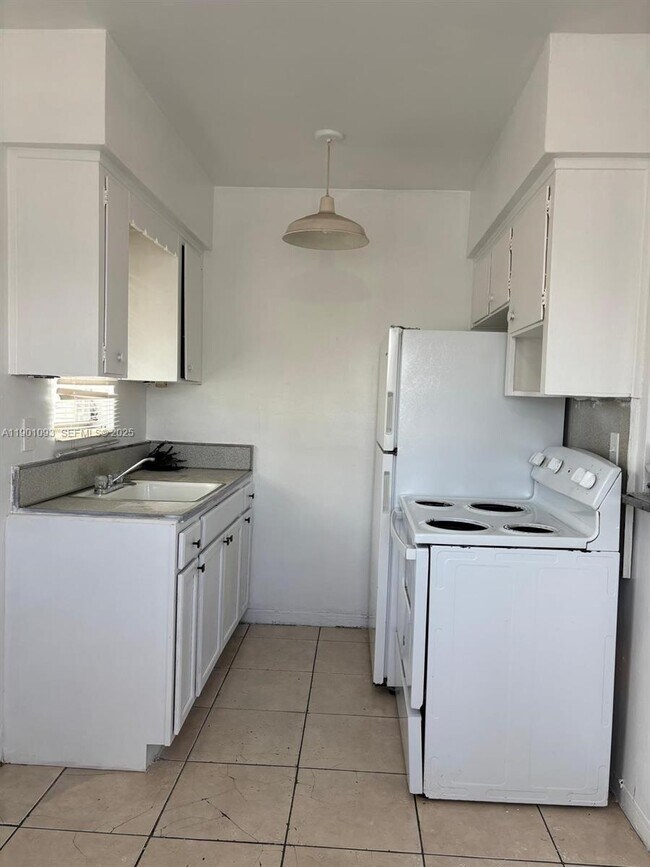 Building Photo - 1270 NE 139th St