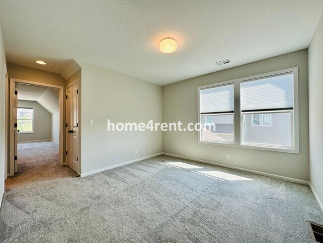 Building Photo - Exceptional Olathe Home in the Cedar Creek Subdivision w/ Wood Floors and a Finished Basment!
