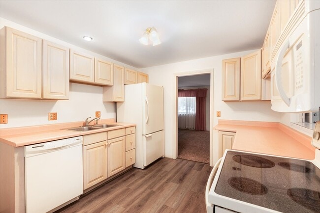 Building Photo - Vintage 5 bed Home in Green Mountain Estat...