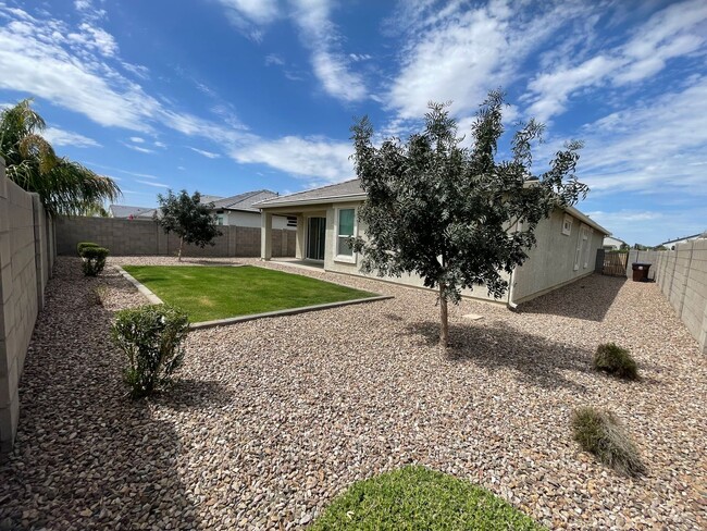 Building Photo - Beautiful and Spacious Single-Level Family...