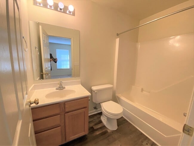 Building Photo - Spacious End Unit Townhouse with 2 Maste Suites 1920 Square Feet