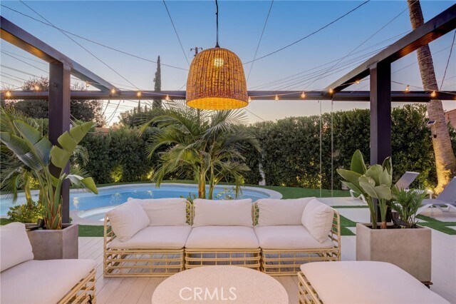 Building Photo - 8161 Encino Ave