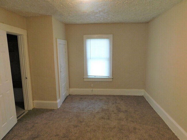 Building Photo - Three Bedroom 1 Bath on quiet street