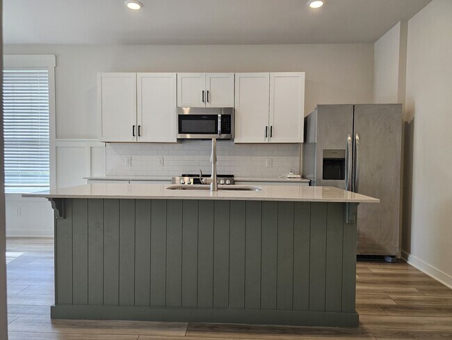 Building Photo - 645 Birdie Dr