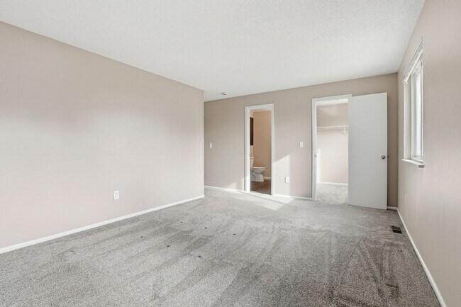 Building Photo - 5 bedroom, 3 bath home in desirable Arvada neighborhood.