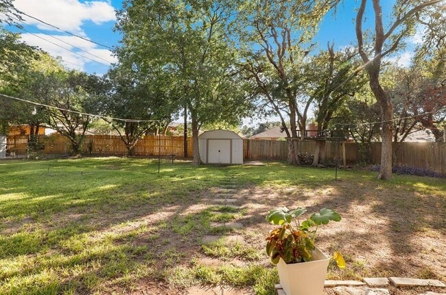 Building Photo - 1507 Wildwood Dr