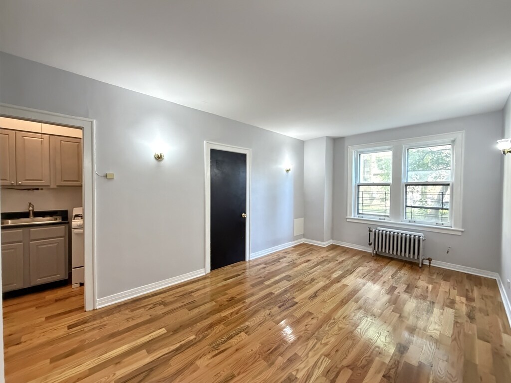 Building Photo - 843 W Leland Ave