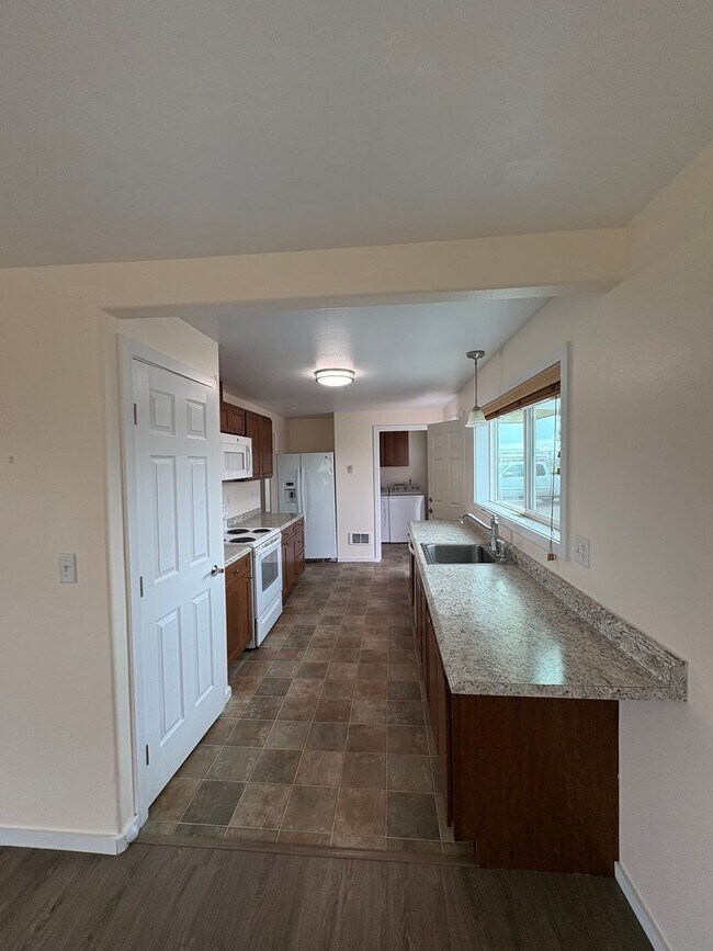 Building Photo - Quincy Country Living!