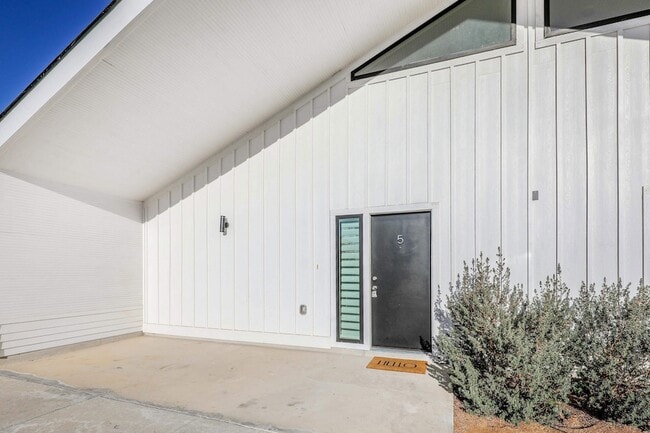 Building Photo - 3911 Casa Blanca Lake Rd