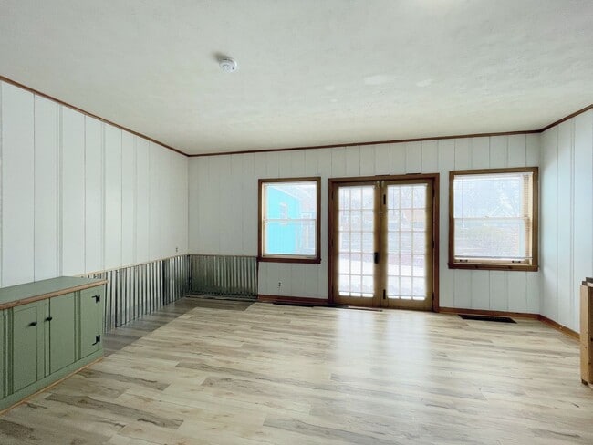 Building Photo - Large 4 bedroom home