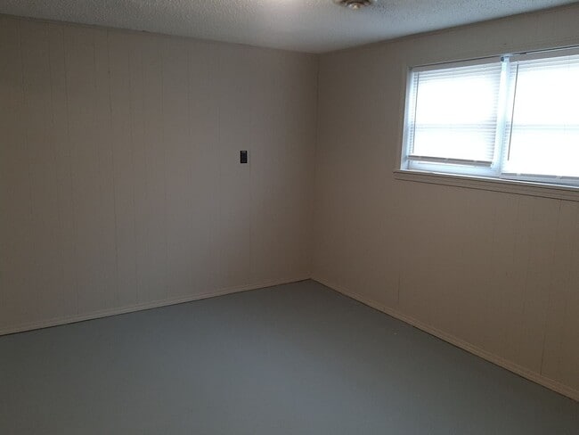 Building Photo - 3 Bedroom 2 bath $1250! Basement! 2 Car ga...