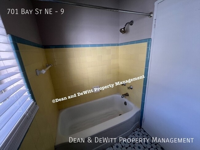 Building Photo - 701 Bay St NE