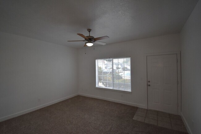Building Photo - Gorgeous Condo with gated security