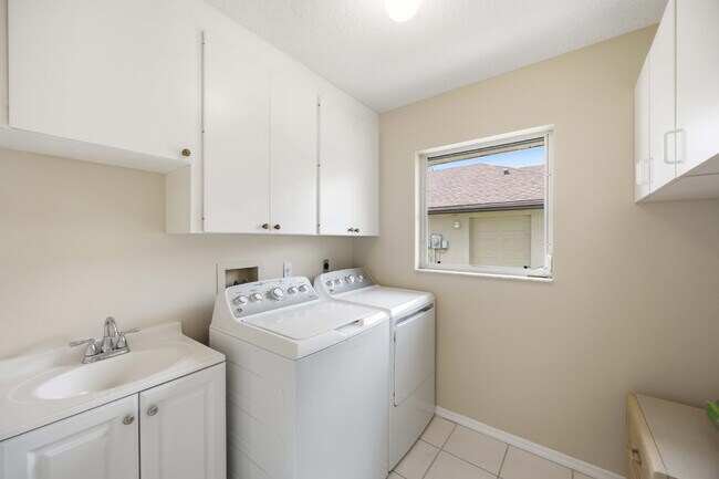 Building Photo - "Spacious 3-Bedroom Retreat with 2 Full Baths in Rotonda West Pinehurst!"