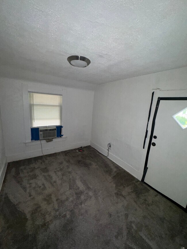 Building Photo - 2127 Elliott Ave