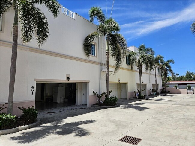 Building Photo - 461 Nokomis Ave S