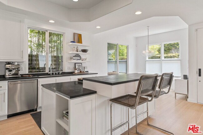 Building Photo - 835 Superba Ave