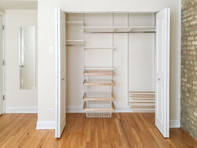 Building Photo - 622 W Roscoe St