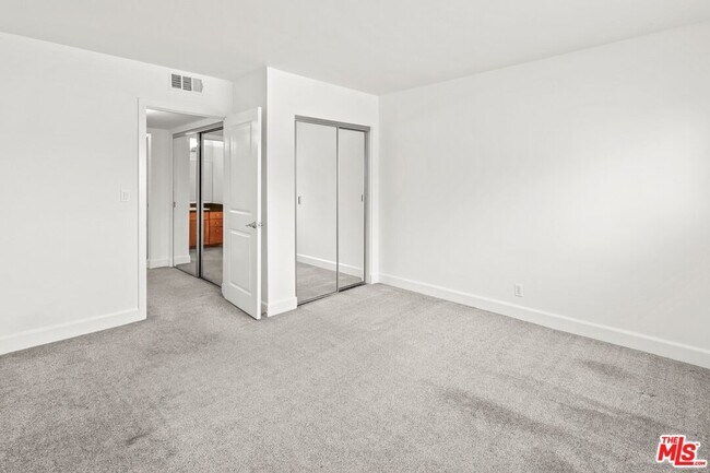 Building Photo - 10982 Roebling Ave