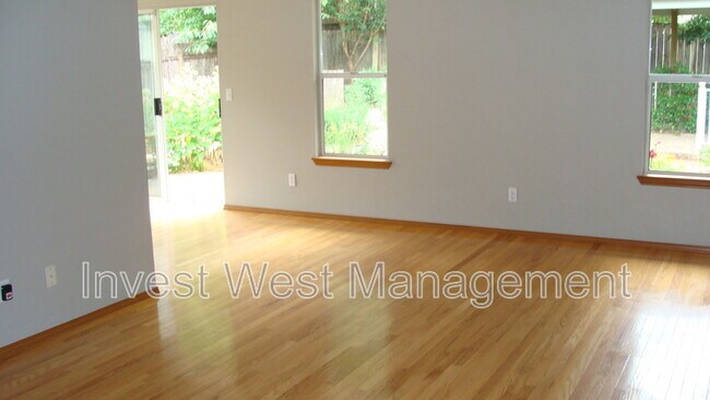 Building Photo - 2515 NE 83rd Wy