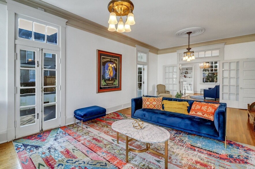 Building Photo - 602 E Victory Dr