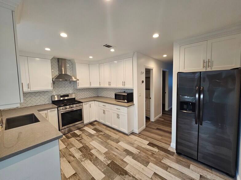 Building Photo - 6501 Vanalden Ave