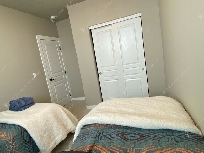 Building Photo - **UNFURNISHED**Beautiful Single-Level 3BR ...