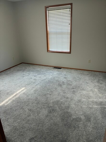 Building Photo - 994 Highline Dr