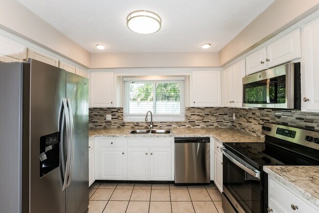 Building Photo - 3207 Acapulco Dr