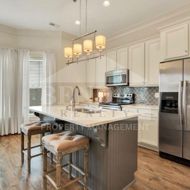 Building Photo - BEAUTIFUL EXECUTIVE TOWNHOME FOR RENT