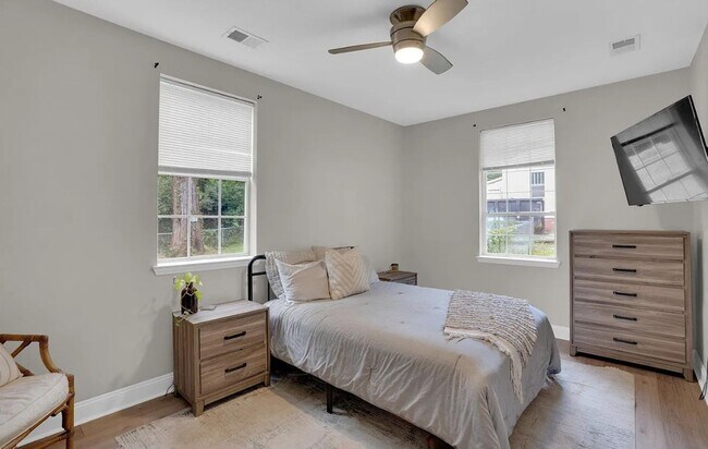 Building Photo - Vintage Craftsman