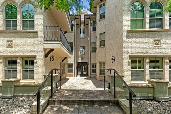 Building Photo - Luxury Highland Park Condo with gas and water