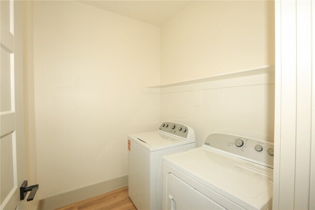 Building Photo - 655 N Genevieve Ave