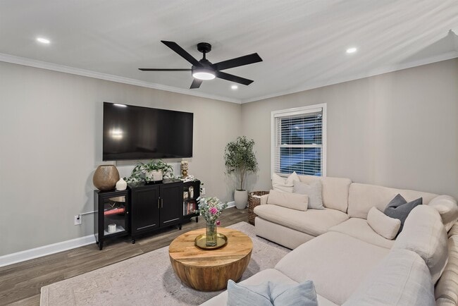 Building Photo - 112 Magnolia Cir