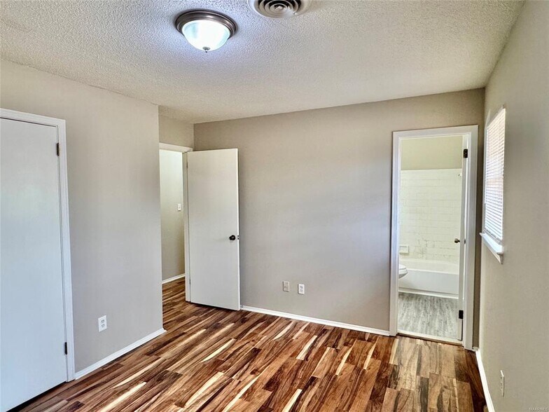 Building Photo - 523 Placid Dr