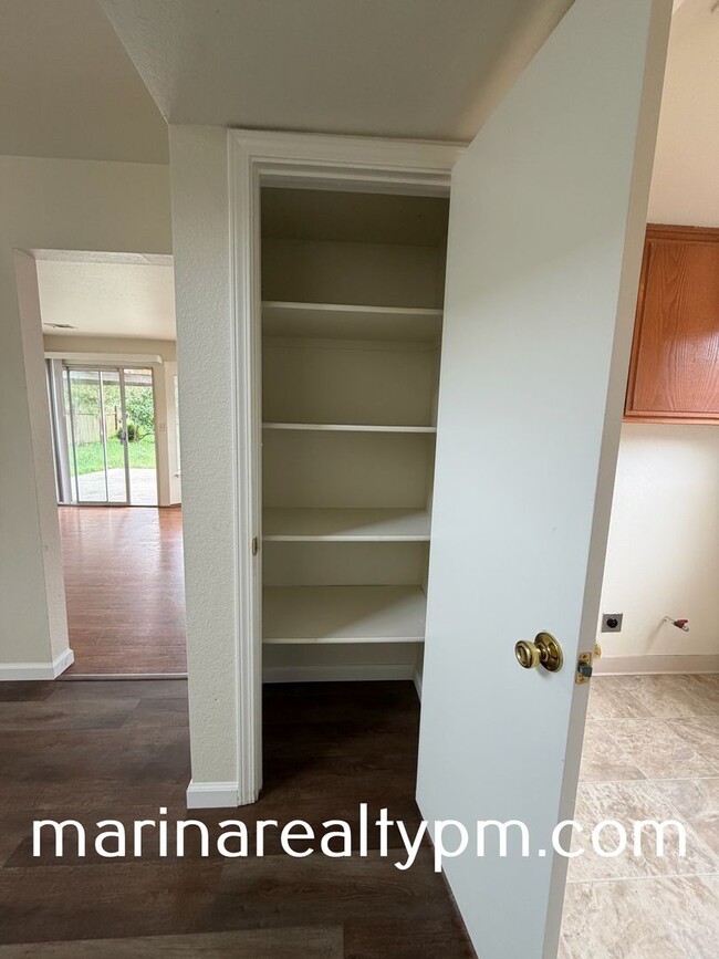 Building Photo - Glen Cove Beauty 3 bed 2.5  bath 2 Story home in established neighborhood