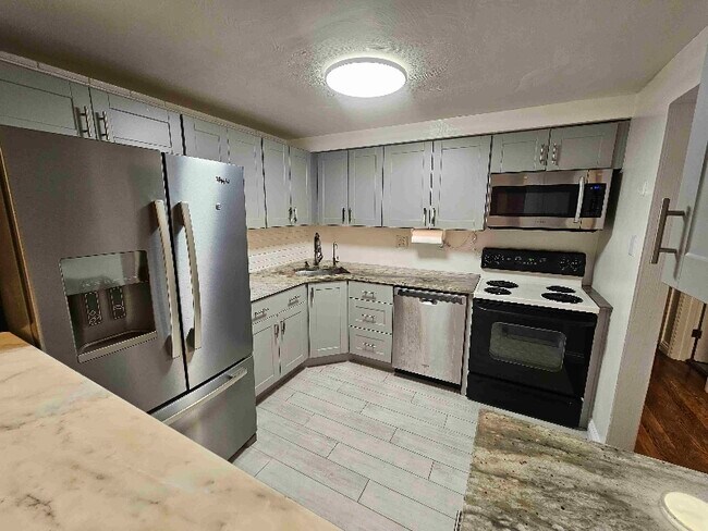 Building Photo - 1606 Greentree Rd