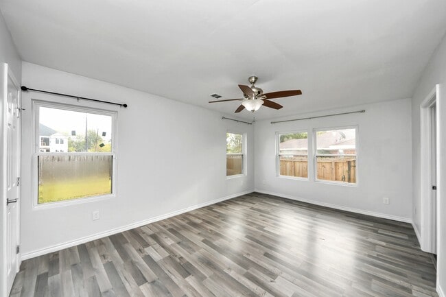 Building Photo - 3911 Anita St