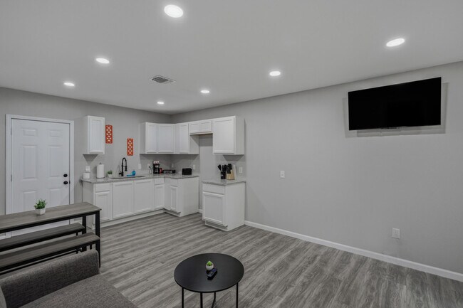 Building Photo - 2306 E Houston St