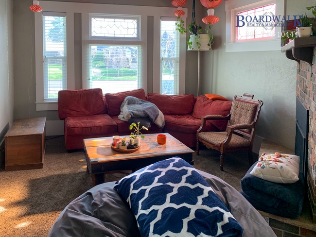 Building Photo - Cozy Private Bedroom in House Share