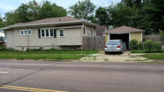 Primary Photo - 1801 S Spring Ave