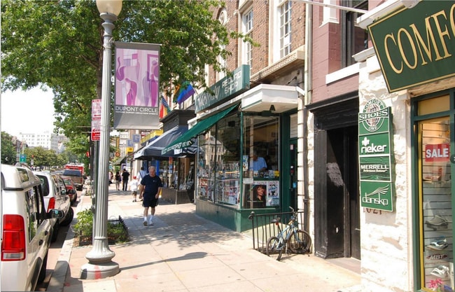 Building Photo - GORGEOUS JR ONE BEDROOM IN DOUPONT