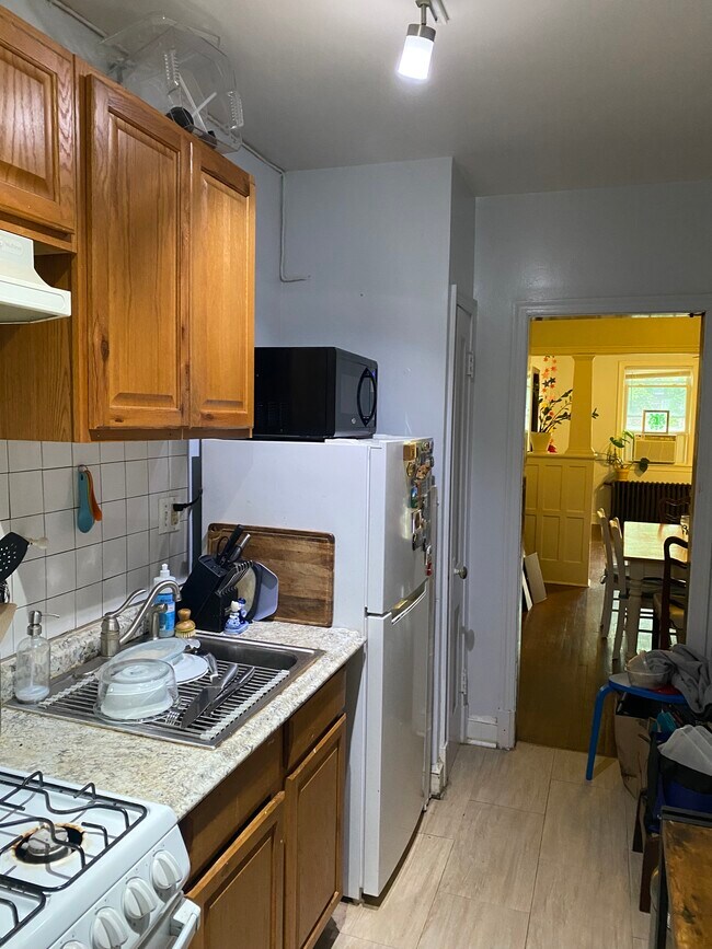 Galley style kitchen - 3914 9th St NE