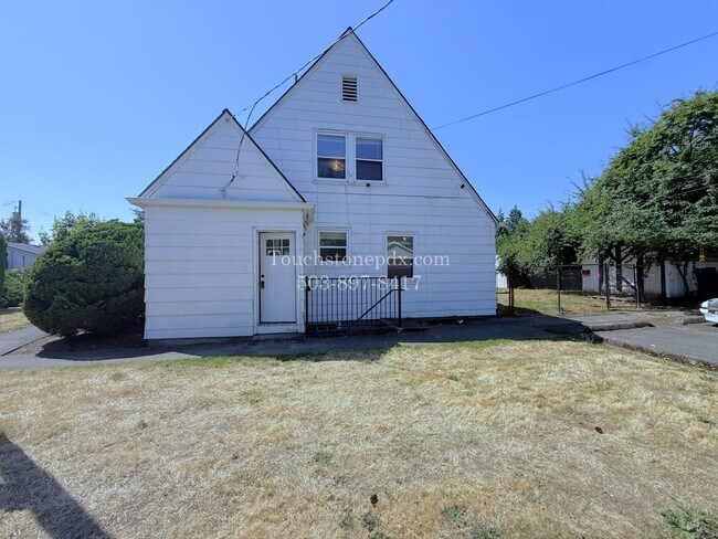 Building Photo - MOVE IN SPECIAL! ONE MONTH FREE! Timeless SE Portland 3 Bed Home w/Backyard, Hardwood Floors, & B...