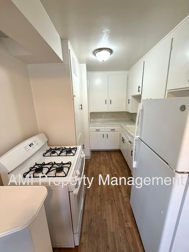 Building Photo - One Bedroom Close to Downtown!
