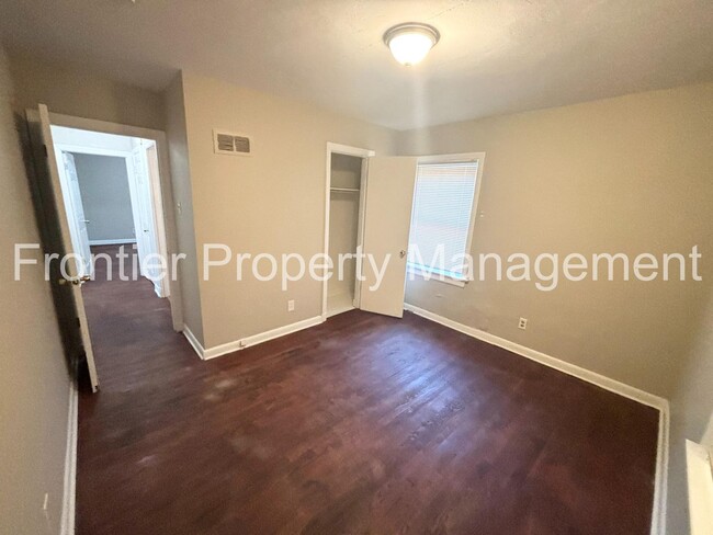 Building Photo - Available Now! Spacious Two Bedroom Home w...