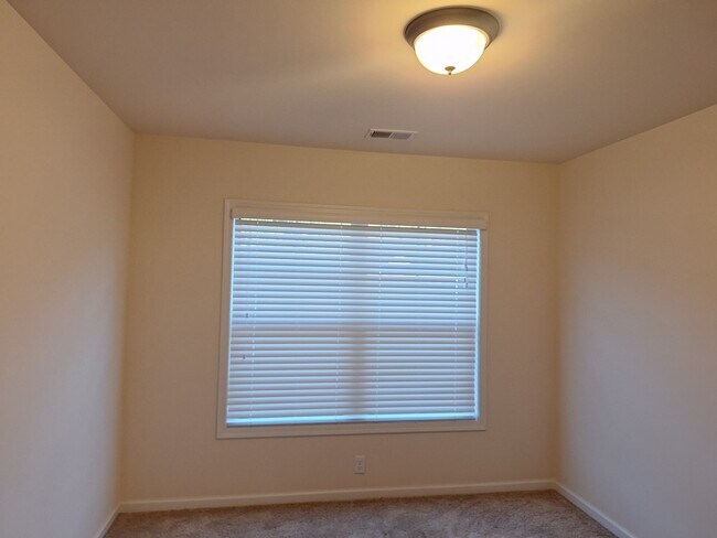 Building Photo - Wonderful Three Bedroom Home in Northeast ...