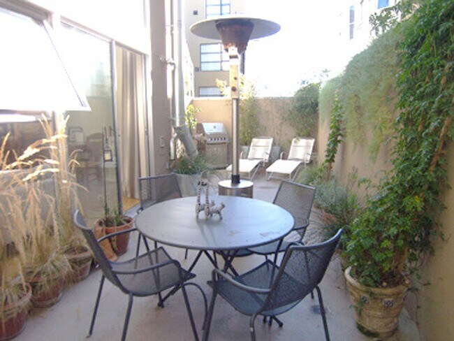 Building Photo - Epic REA/Azari PM: Private Oasis, 1 BR/ 1....